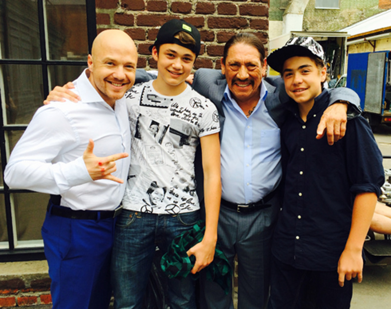 Евгений с сыновьями Алексеем и Львом и голливудским актером Дэнни Трехо