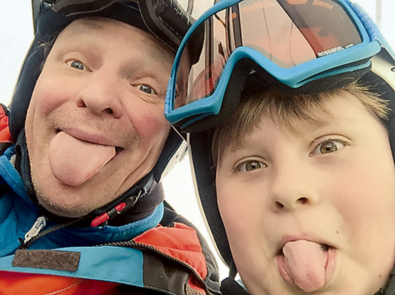 Сергей живет в Москве, а двое его детей — на Урале. Но как только у артиста появляется свободное время, он непременно проводит время с сыном Никитой (на фото) и дочерью Дарьей