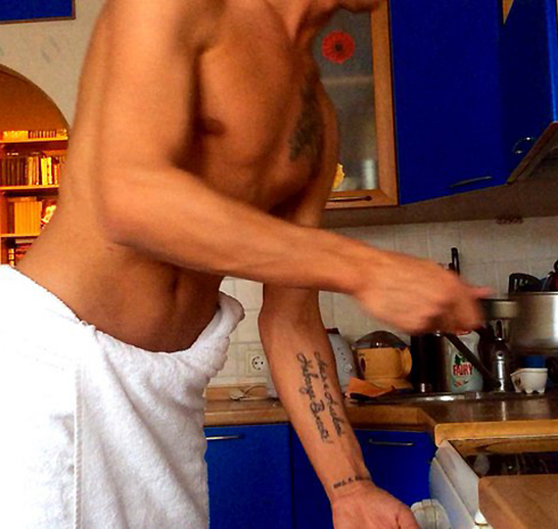 У Алексея также есть татуировки на руке и груди