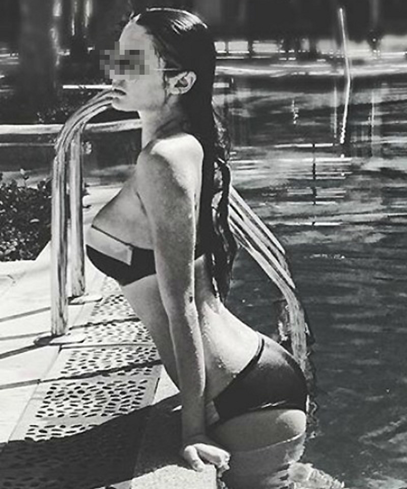 В конце прошлого года Настя Сланевская опубликовала черно-белый снимок тогда еще 16-летней дочки в бассейне