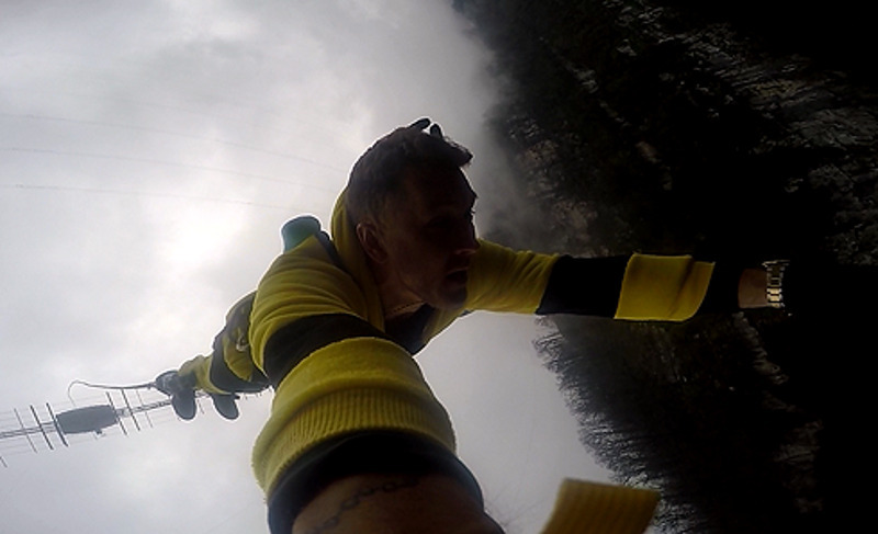 По словам певца, он не испытывал страха, когда летел в пропасть