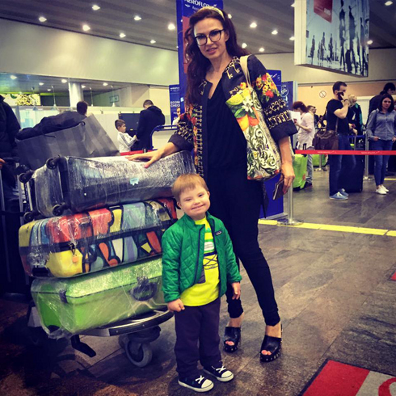 В этих чемоданах обратно полетят фрукты, а не одежда