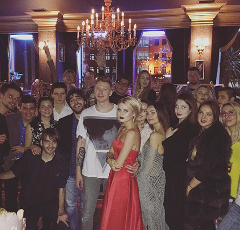 Именинница собрала на свой день рождения самых близких друзей