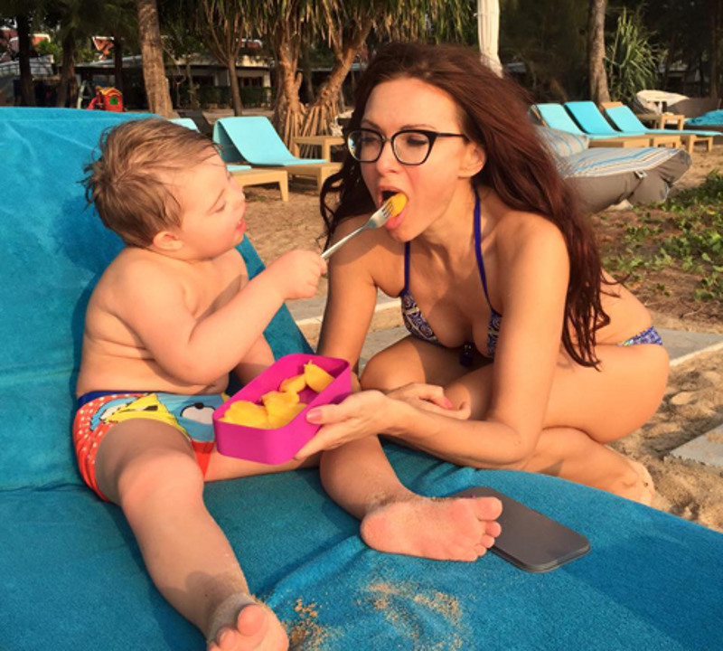 Кормление друг друга манго стало хорошей традицией