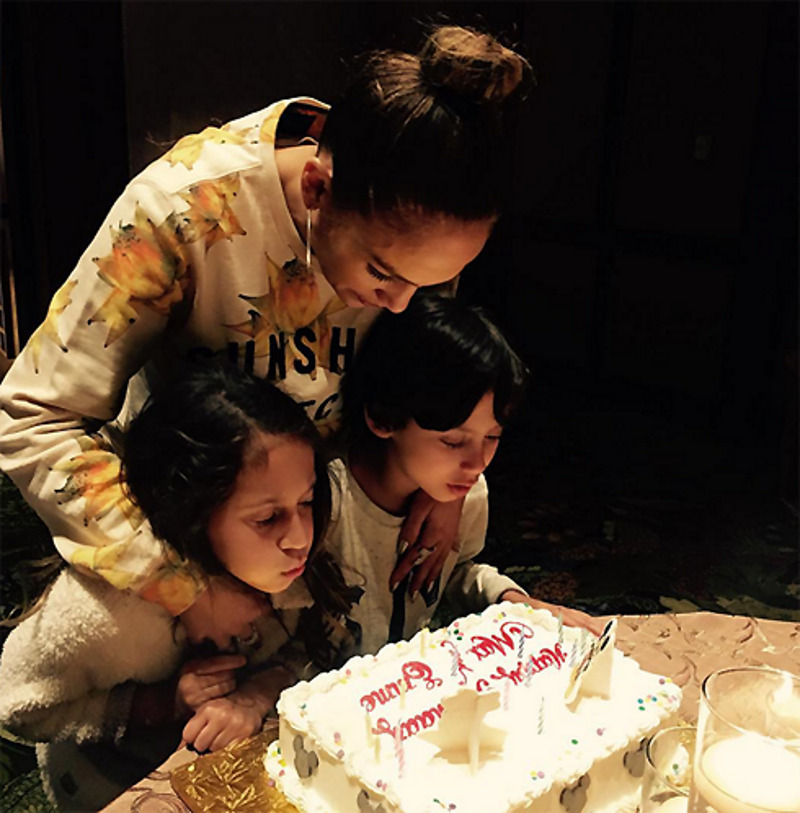 Дженнифер Лопес с детьми