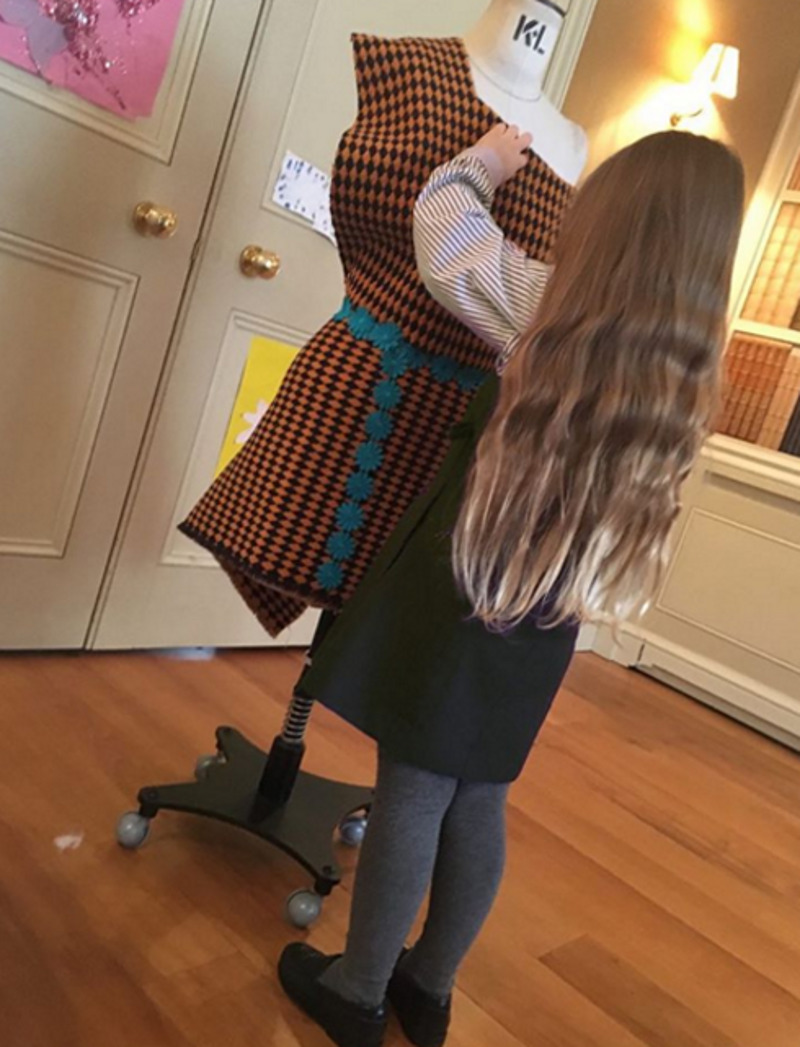 Харпер драпирует манекен, повторяя за свой мамой