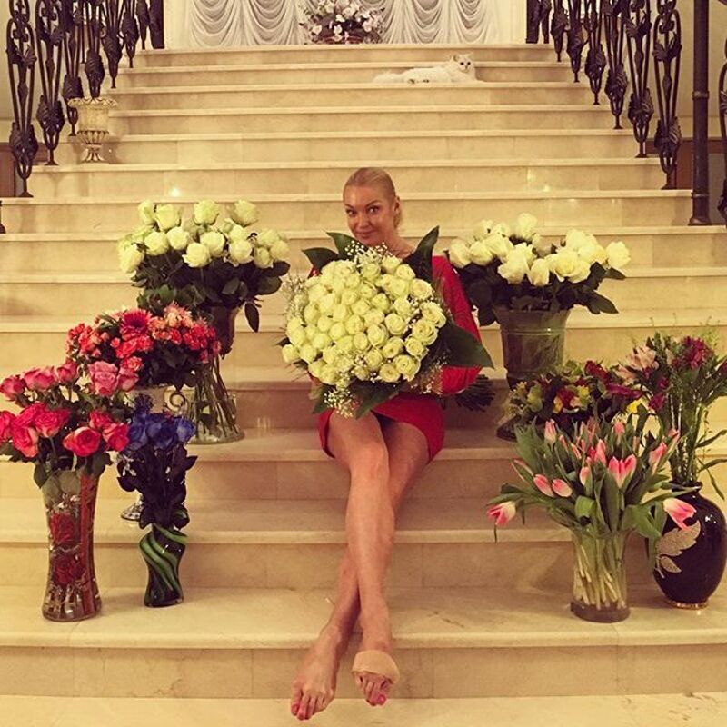 Новоиспеченную актрису завалили цветами