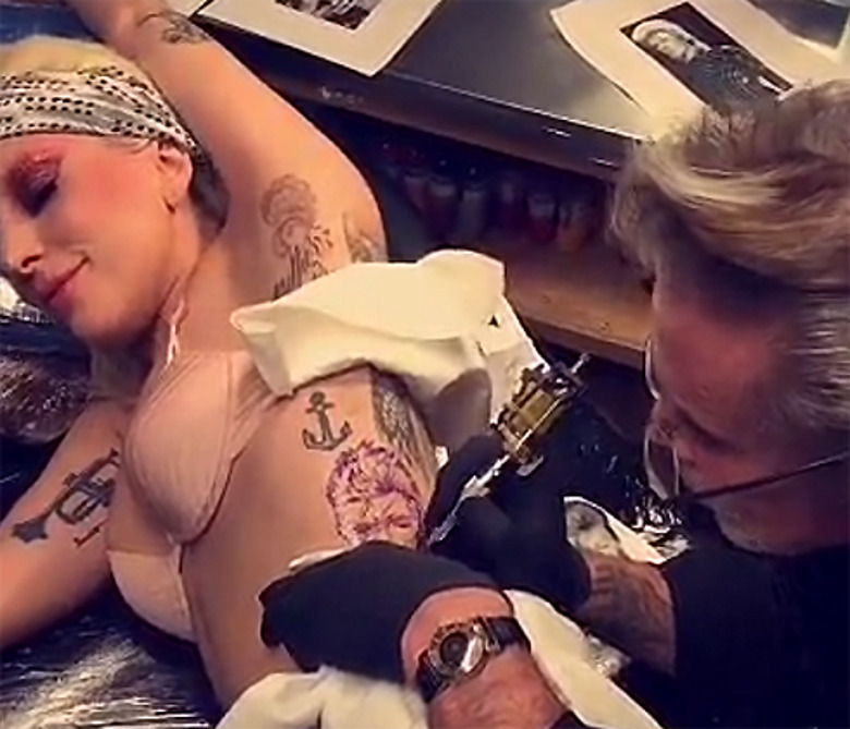 Леди Гага сделала тату в честь Дэвида Боуи