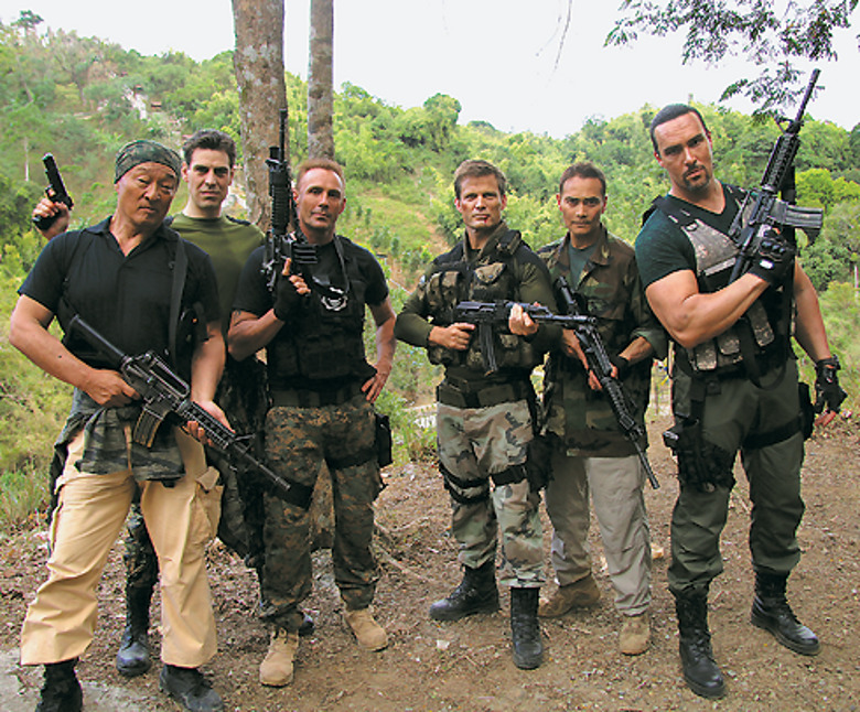 Кэри-Хироюки Тагава, Дмитрий Дюжев, Оливье Грюнер, Каспер Ван Дин, Марк Дакаскос и Александр Невский в филиппинских джунглях