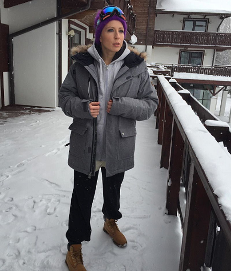 На снимках в микроблоге Яны Чуриковой видно, что у телеведущей нет обручального кольца 