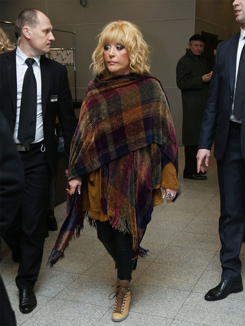 Поклонники звезды порадовались, что в ее гардеробе появились цветные вещи