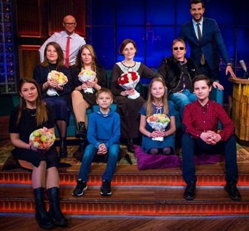 Иван Охлобыстин привез на съемки программы "Вечерний Ургант" свою большую семью и жилетку из собаки