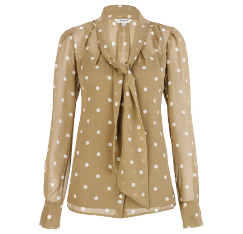 Даже самый строгий костюм можно дополнить игривой блузкой