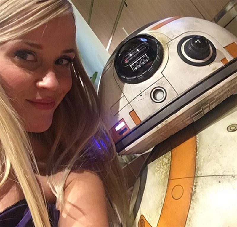 Риз Уизерспун и дроид ВВ-8 из фильма «Звездные войны: Пробуждение силы»