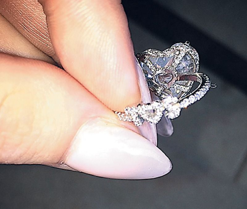 «Моя самая любимая часть помолвочного кольца: буквы Т и С и сердечко из белых бриллиантов между ними. Он всегда называл меня по моему настоящему имени. С нашей самой первой встречи», - призналась Гага