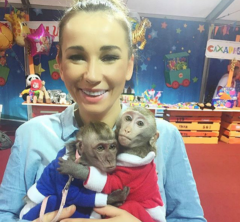 Анфиса Чехова с символом наступающего года - обезьянами