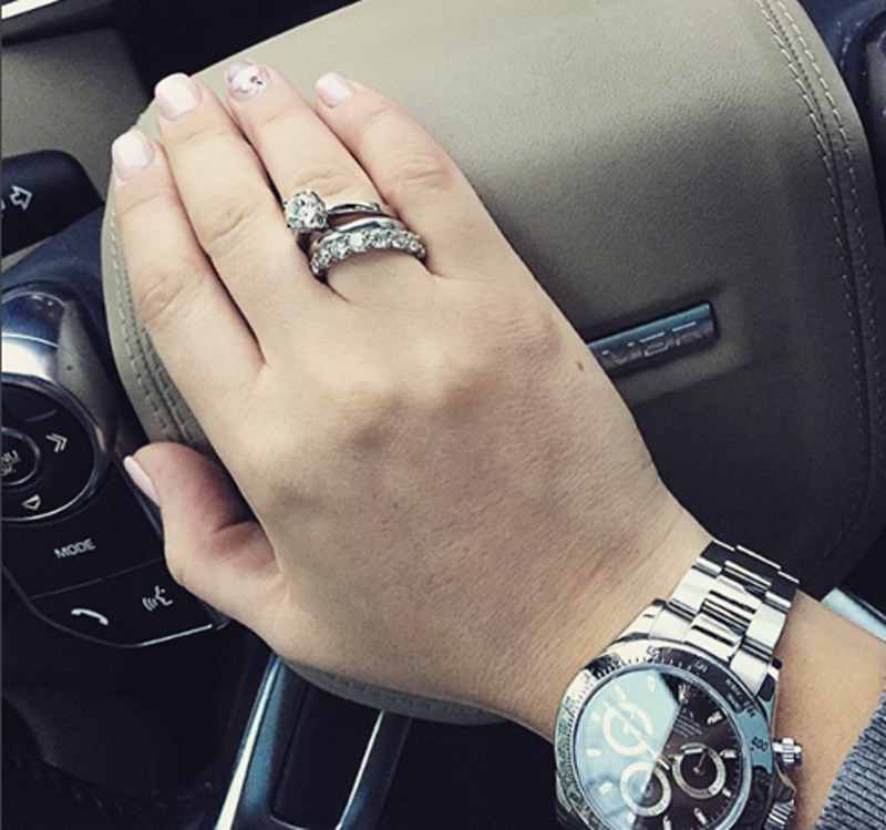 Теперь у телеведущей на пальчике красуется 3 кольца