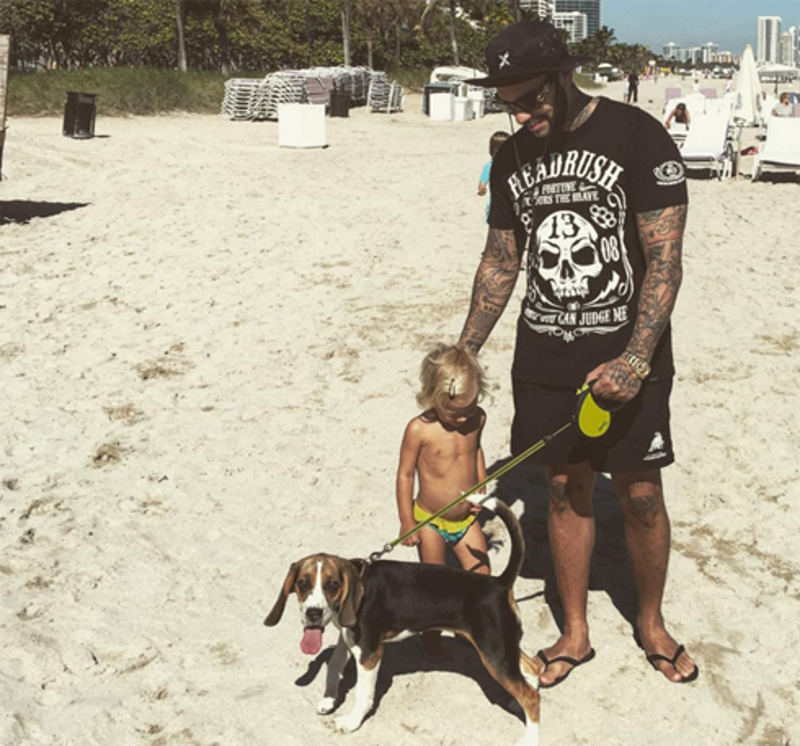 Тимати гуляет с дочерью по пляжу