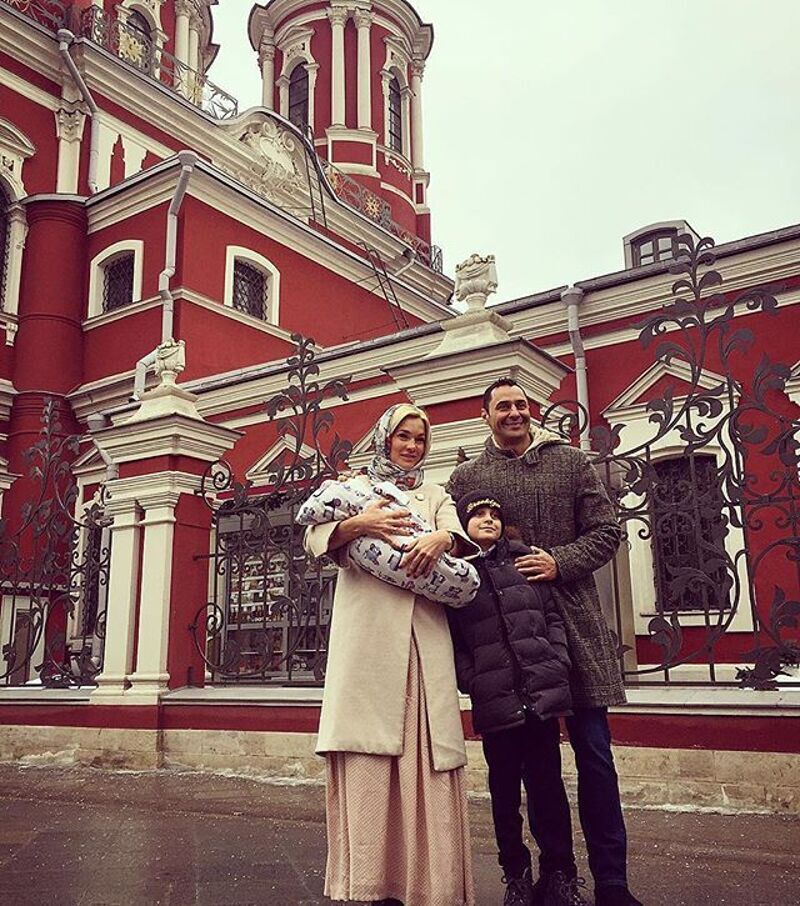 На фото: Юля, Стас, сын Богдан и маленький Мирон