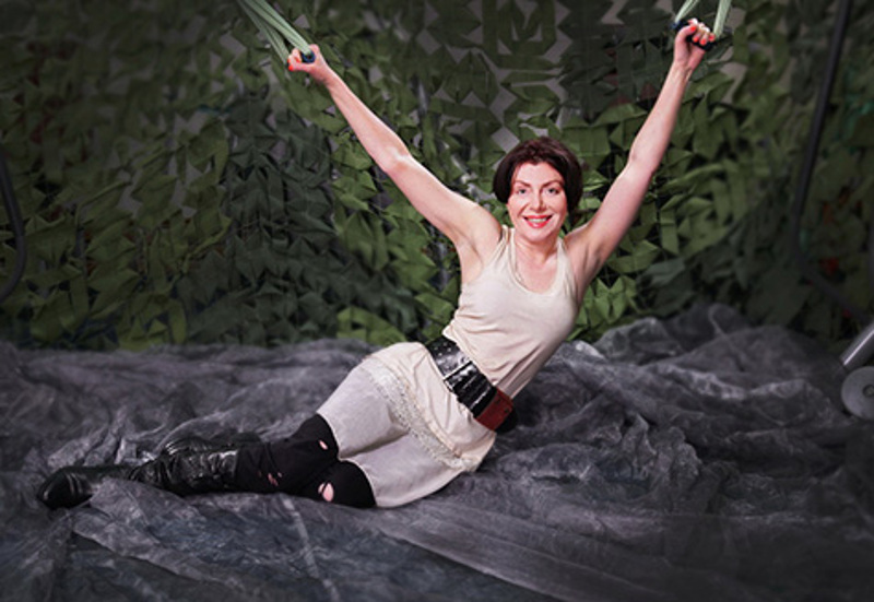 Перекладывание корпуса с отягощением. Упражнение для талии.