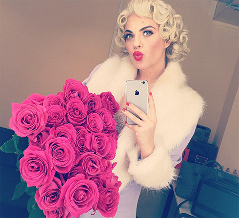 Анастасия Стоцкая уверяет, что увидела в зеркале женскую фигуру с младенцем и вскоре стала мамой