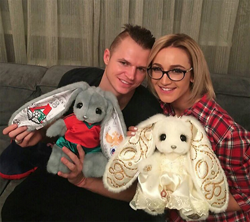 Дмитрий и Ольга уже женаты четыре года, но их отношения настолько пропитаны любовью и романтикой, что вызывают у многих восхищение