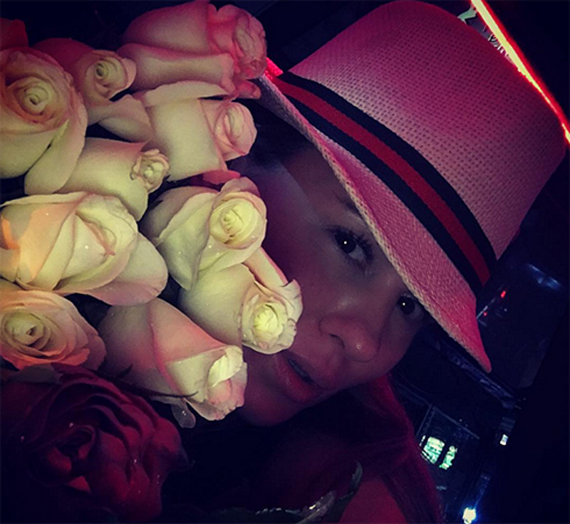 Избранник певицы заваливает ее цветами