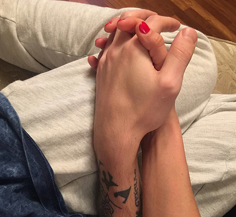 Это фото было опубликовано незадолго до Нового года. «Ты мой лучший доктор», - подписала его певица