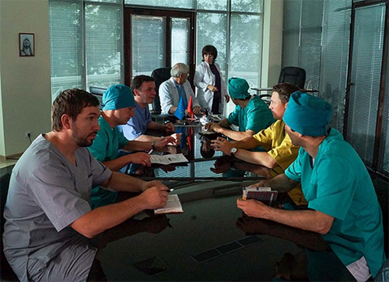 Съемки сериала проходили не в павильонах, а в операционных действующих московских больниц