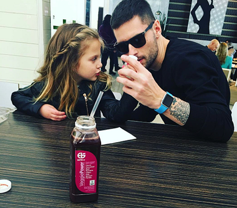 Возлюбленный артистки прекрасно общается с ее дочерьми