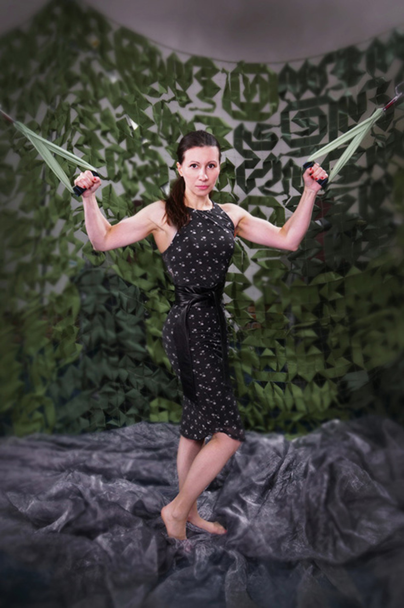 Упражнение для бицепса с разворотом корпуса для "утончения" талии.