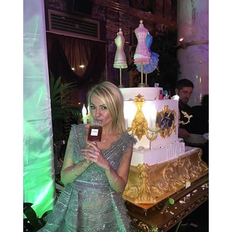 Все присутствующие оценили креативный торт внушительных размеров