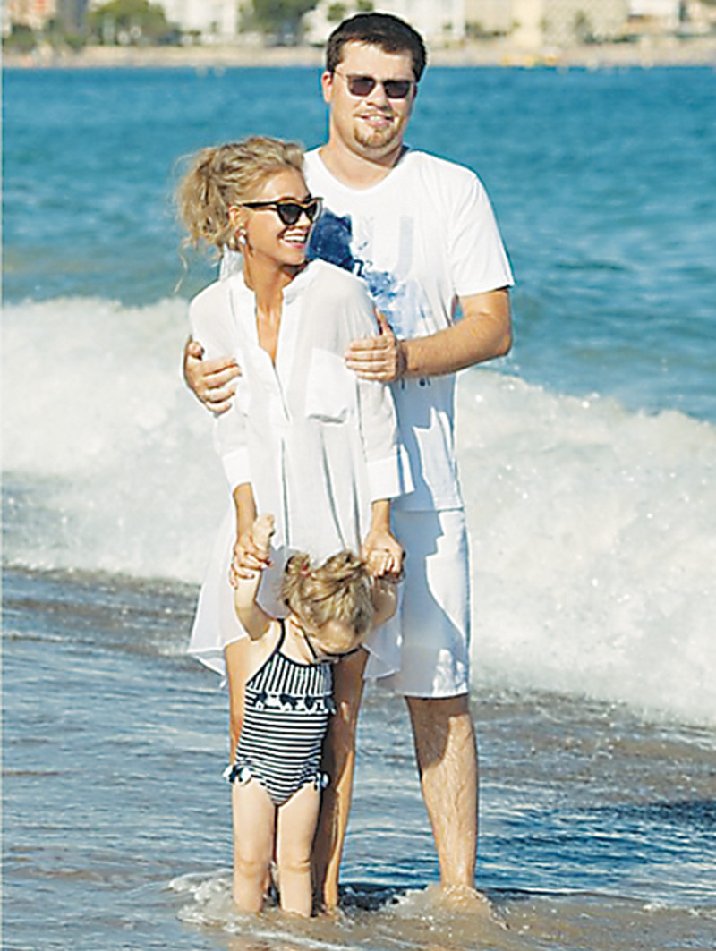 Кристина Асмус и Гарик Харламов с дочерью