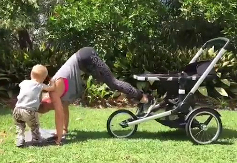 В ролике Эльза выполнила три упражнения