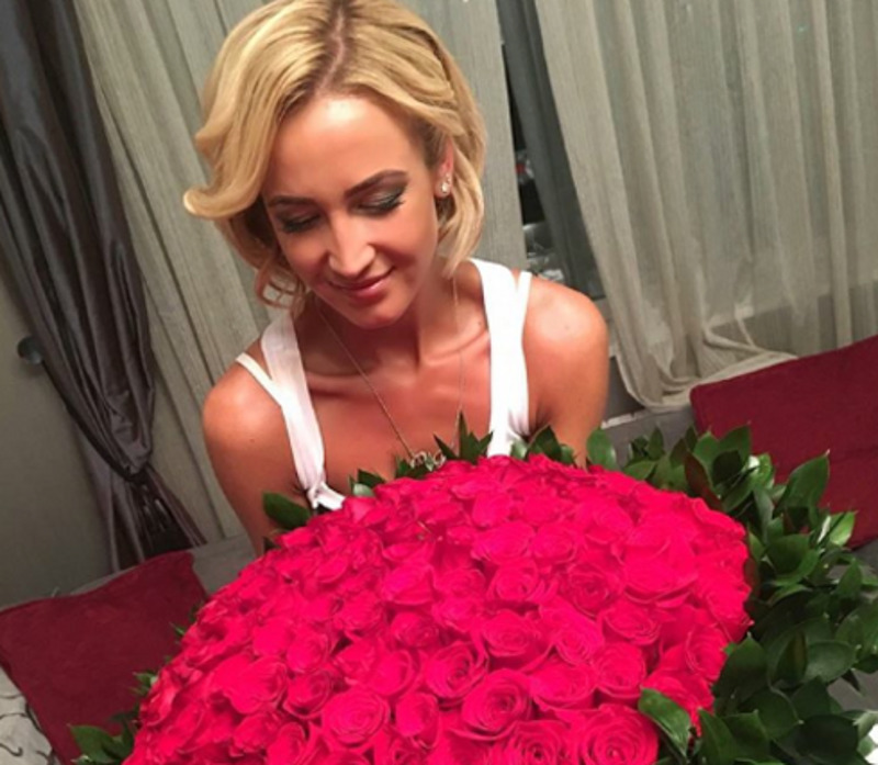 Первым Ольгу Бузову поздравил ее любимый супруг, который находится сейчас в другой стране на сборах