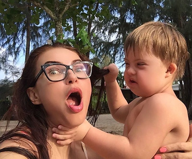 Bledans: «Мать, ты что вчера с тётей Лолой себе позволяла - получай задушку»