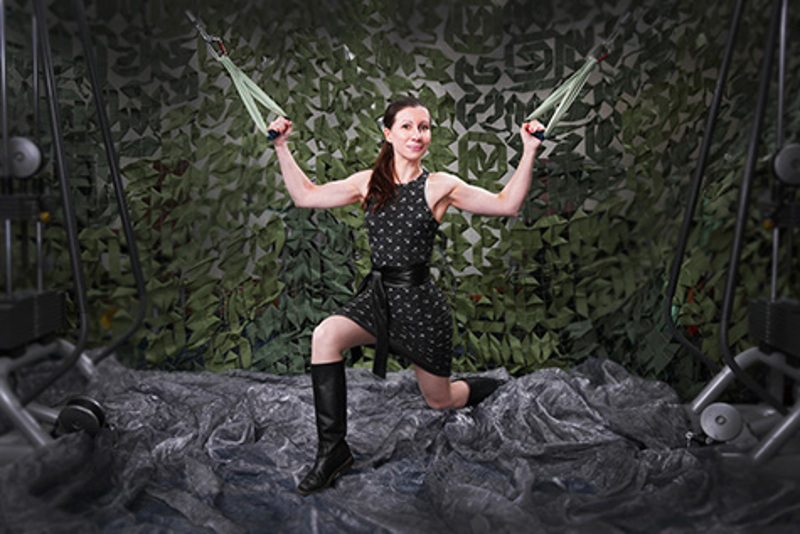 Прямая тяга рук к корпусу для формирования красивой подмышечной впадины и внутренней поверхности руки.