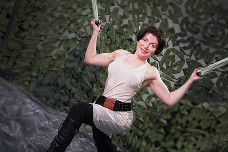 Базовое упражнение для всех групп мышц - выпад с разворотом корпуса - формирует стройные и крепкие бедра, красивую форму ягодиц, линию плеч и линию талии.