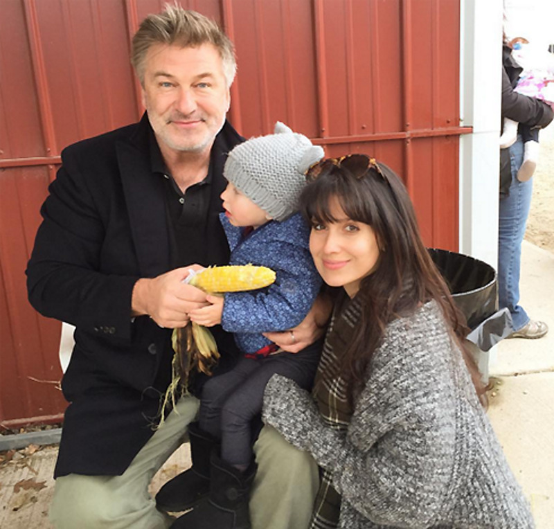 Алек Болдуин со своей второй женой Хиларией и сыном Рафаэлем 