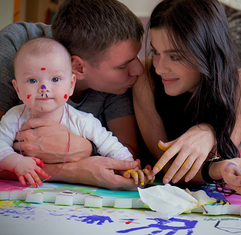 2. Теперь певица не скрывает личико своей дочки