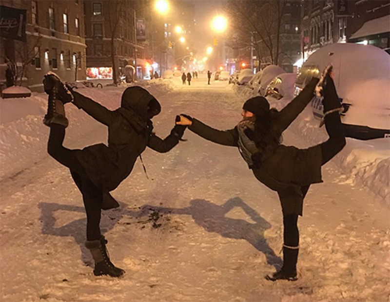 Хилария Болдуин показала одну из асан на заснеженной улице Нью-Йорка