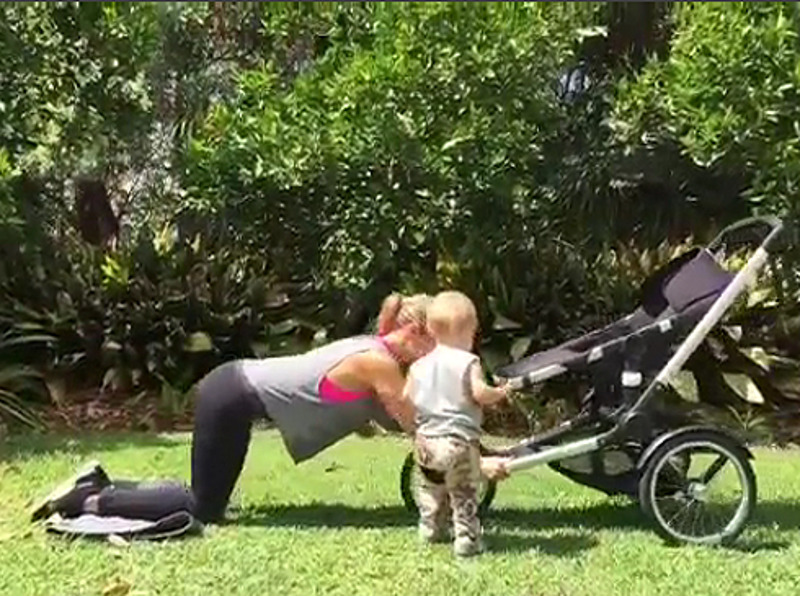 Эльза Патаки показала, как заниматься фитнесом с помощью детской коляски 