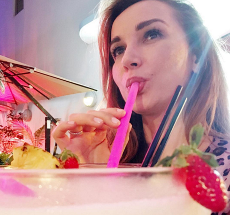 После теста Анфиса Чехова решила утешиться коктейлем 