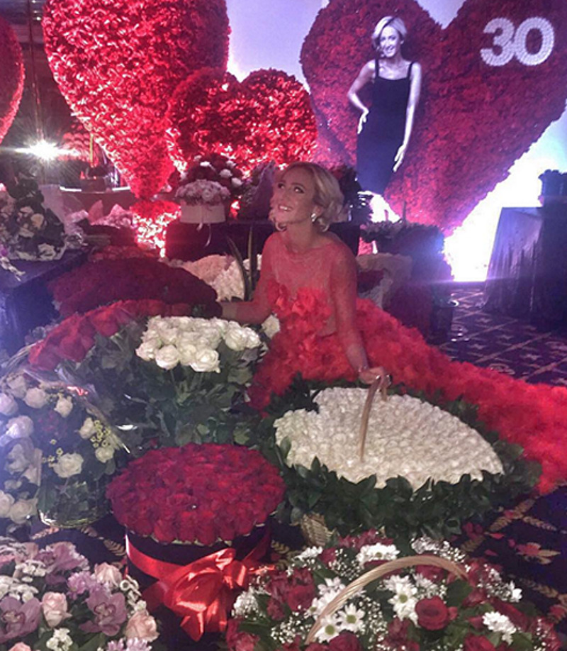 Ольгу Бузову буквально завалили цветами