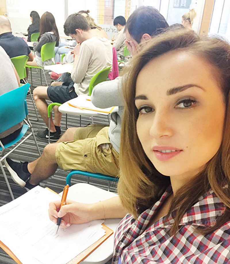 Анфиса Чехова решила сделать селфи на вступительном экзамене