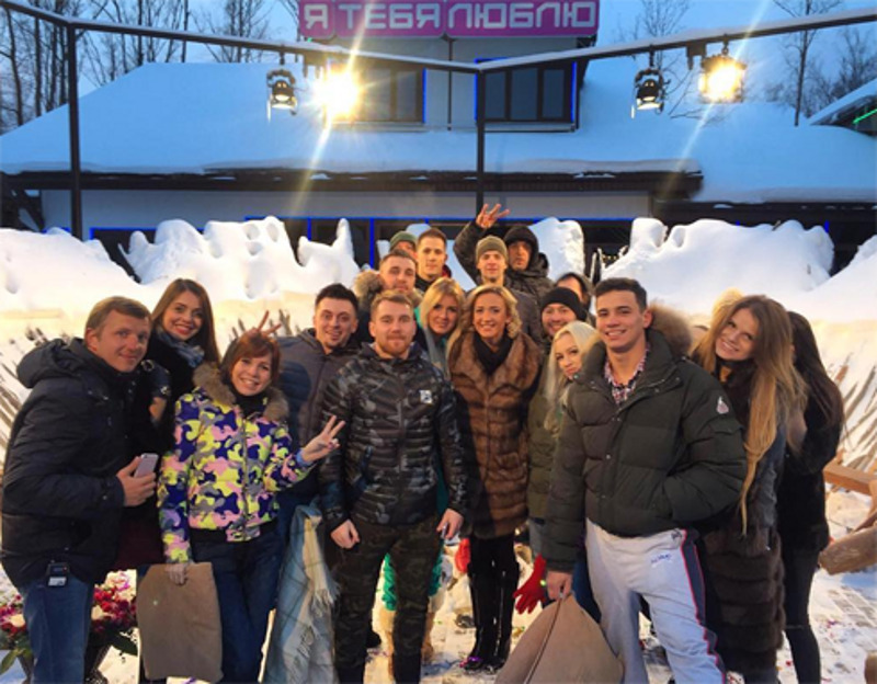  В свой день рождения Ольга Бузова работала и, как всегда, собрала участников телешоу, чтобы обсудить текущие дела. Конечно, не обошлось без поздравлений и сюрпризов