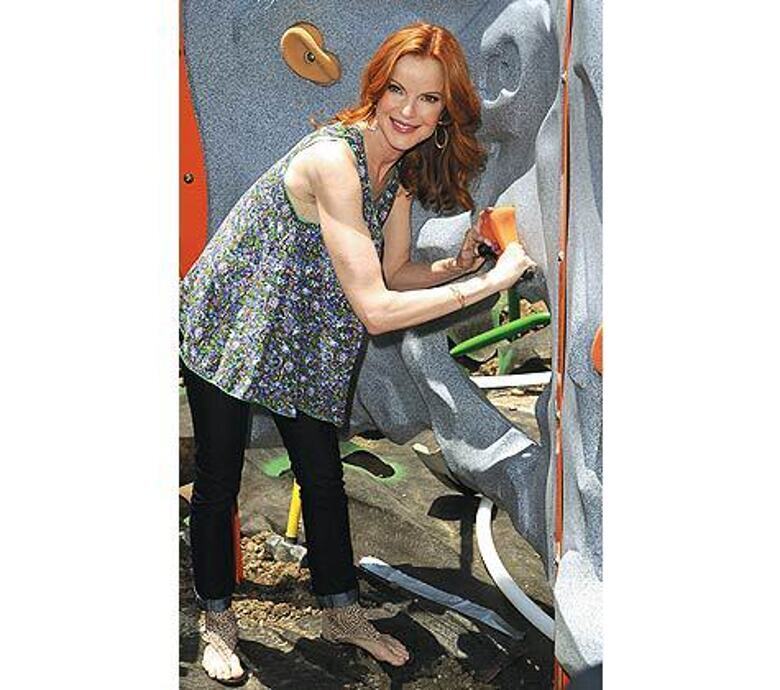 Буквально на днях не без помощи Марсии Кросс в Калифорнии появилась еще одна детская площадка.
Фото Getty Images/East News.