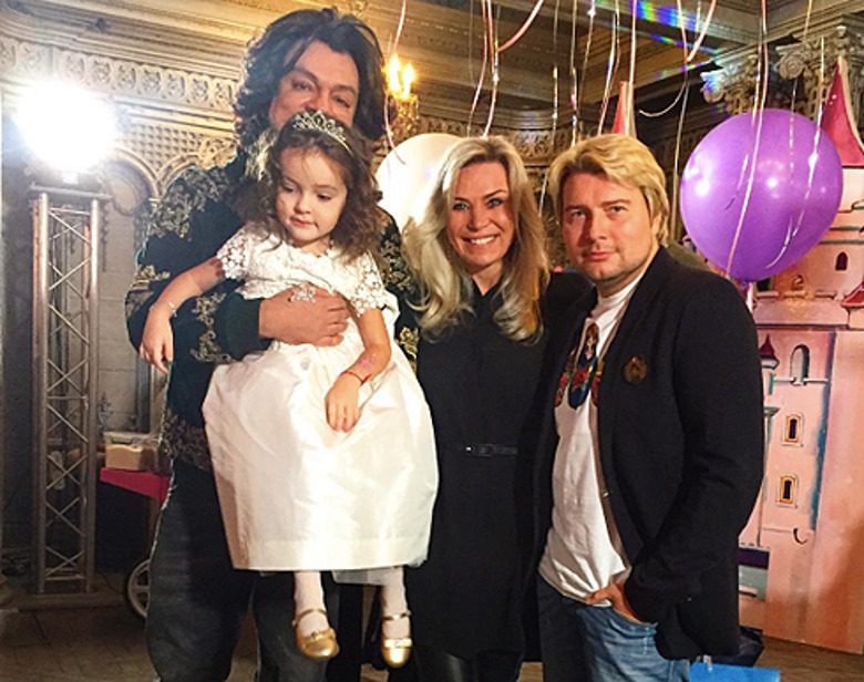 Филипп Киркоров с маленькой именинницей, Мариной Юдашкиной и Николаем Басковым. 