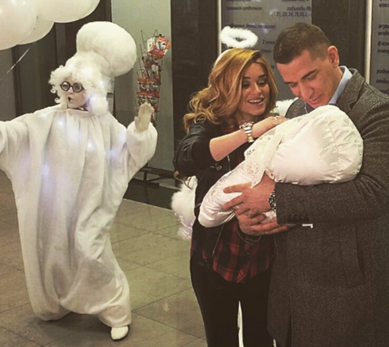 Курбан Омаров забрал из роддома Ксению Бородину и маленькую Тею