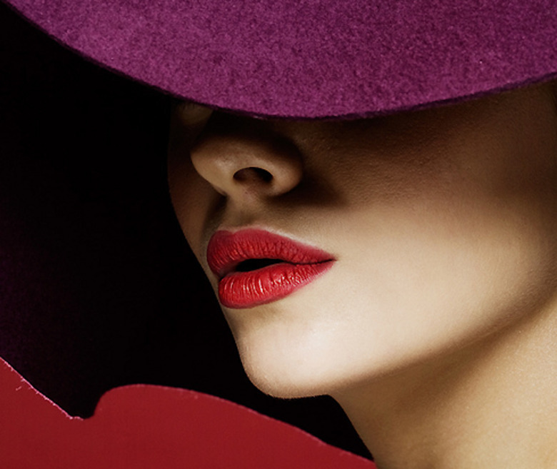 Как правильно подкорректировать форму губ?